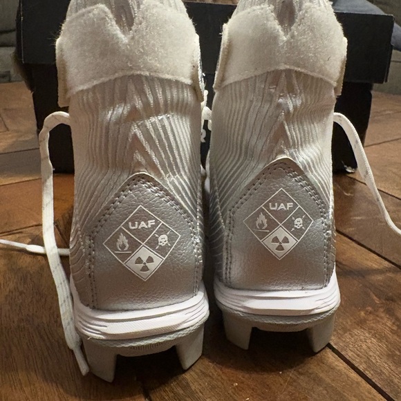 NWT! NWB!Under Armour Highlight Franchise JR,White/Silver, 1.5Y. Football Cleats - Picture 8 of 11